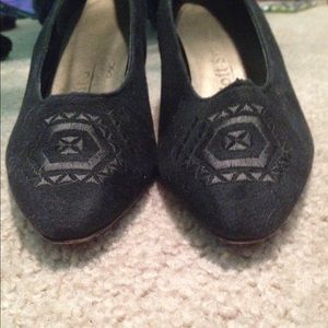 Black kitten heels with boho design